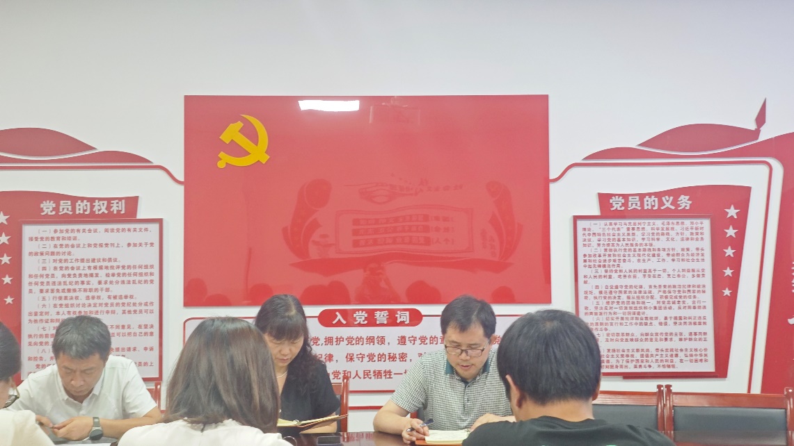 一群人坐在桌子前AI 生成的内容可能不正确。