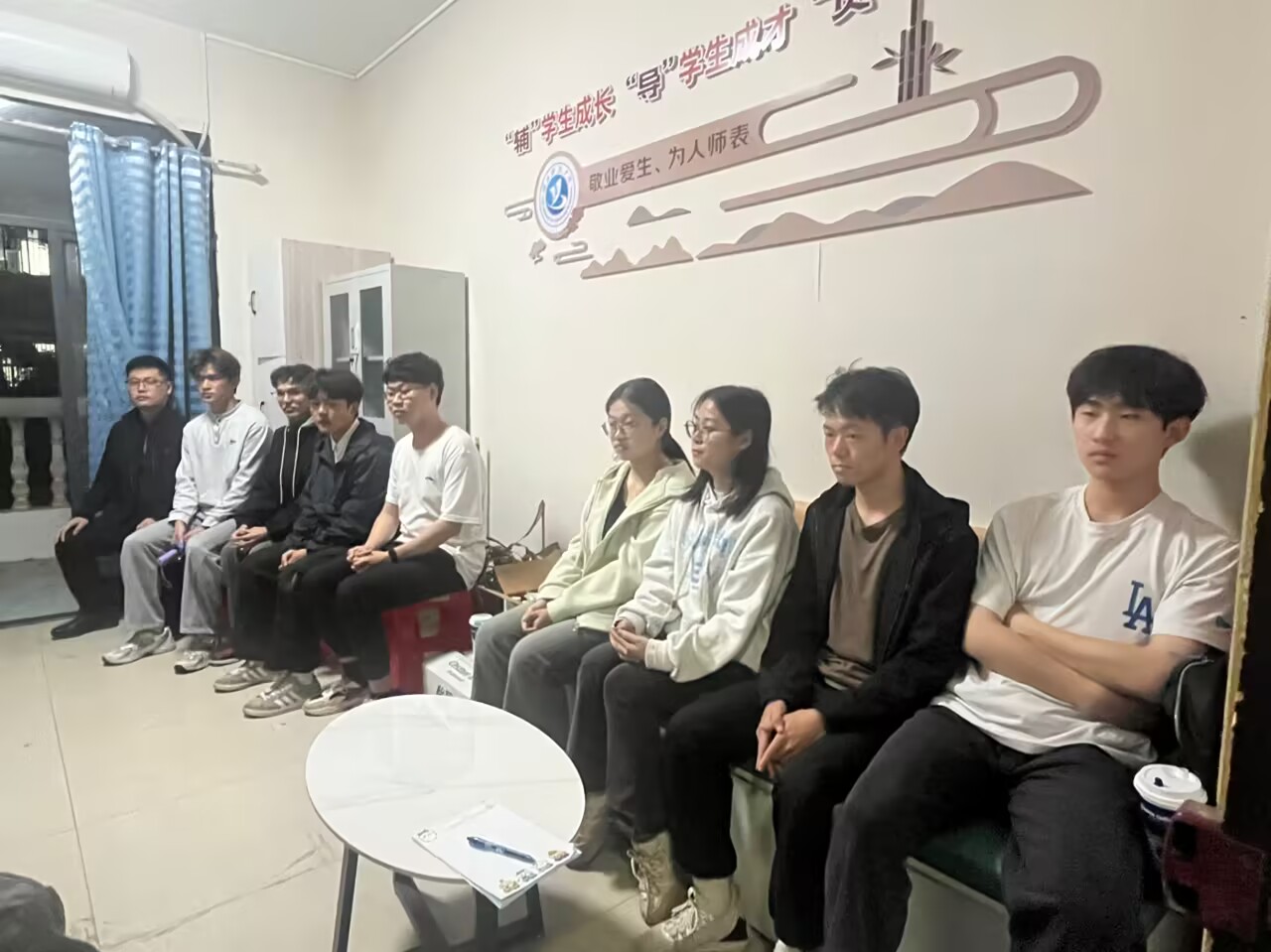 一群人在房间里交谈AI 生成的内容可能不正确。